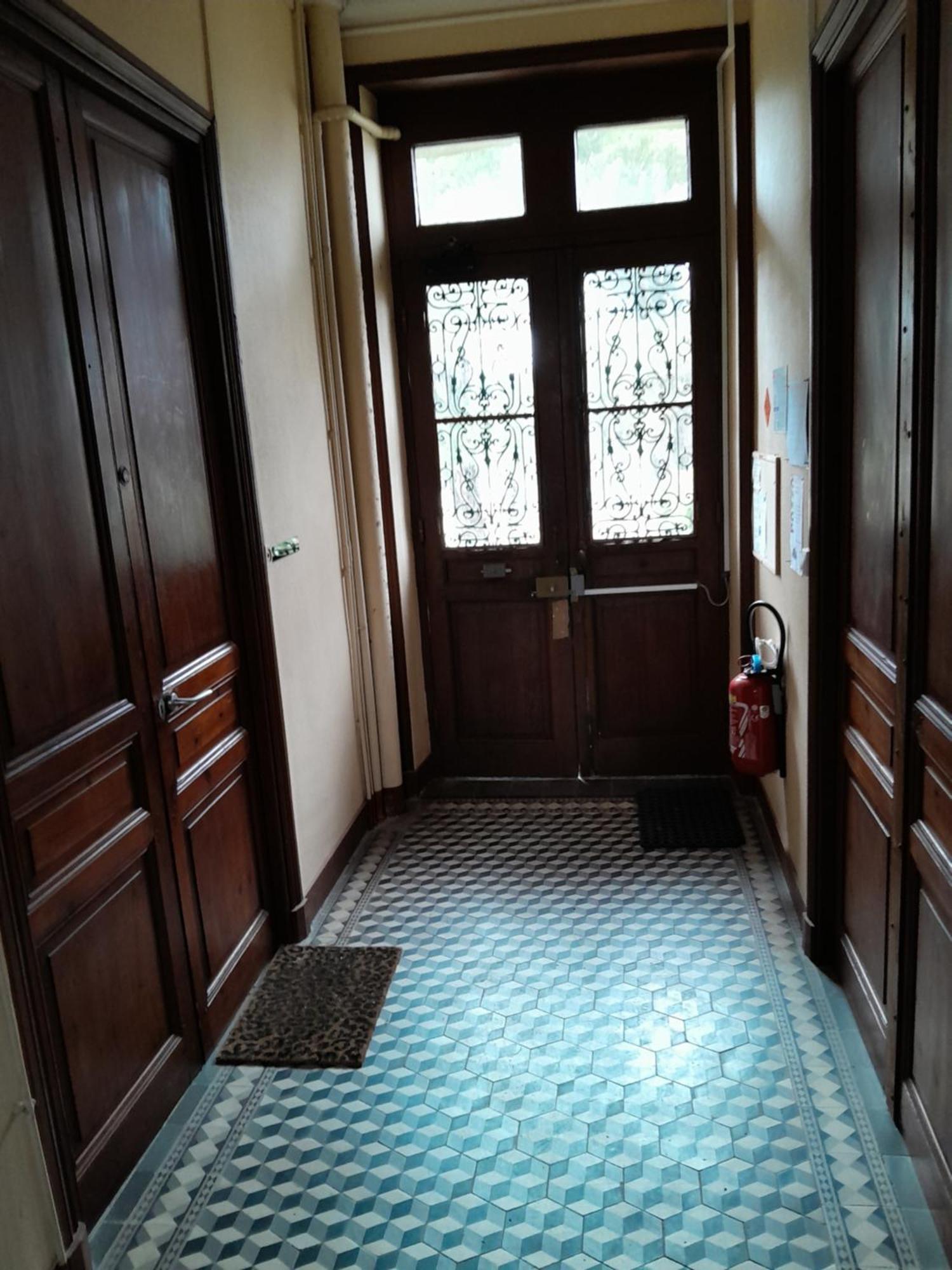 Petit Bijou A Pair Sur Appartement *